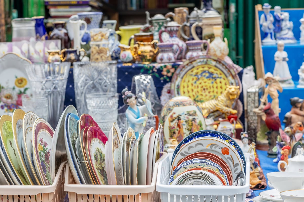 Vintage Sammelteller in Kisten auf einem Flohmarktstand